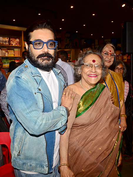 Prosenjit Chatterjee unveils journalist Shoma A. Chatterji's book on Amitabh Bachchan