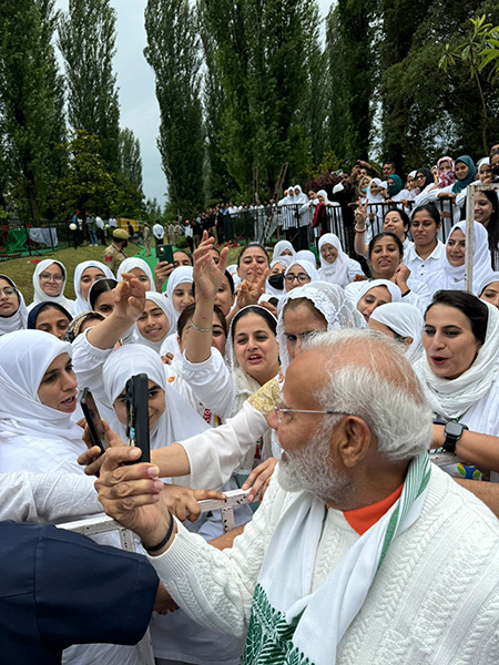 Slideshow: India Army performs yoga in highest battlefield Siachen as PM Modi leads the day from Kashmir