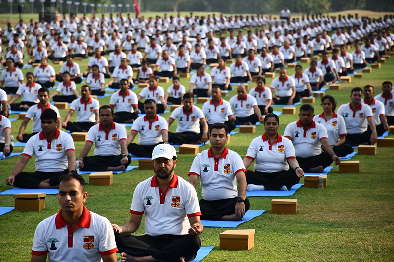 Slideshow: India Army performs yoga in highest battlefield Siachen as PM Modi leads the day from Kashmir