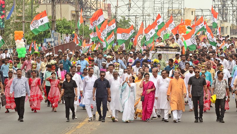 Mamata Banerjee holds roadshow in south Kolkata on last day of LS poll campaigning