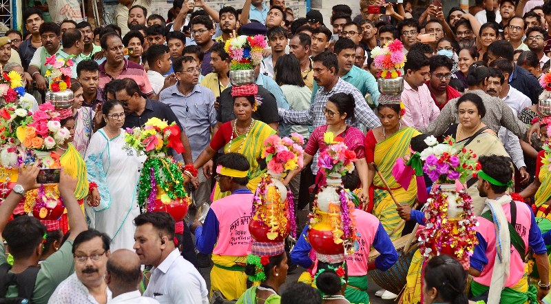 Mamata Banerjee holds roadshow in south Kolkata on last day of LS poll campaigning