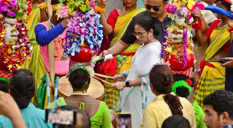 Mamata Banerjee holds roadshow in south Kolkata on last day of LS poll campaigning