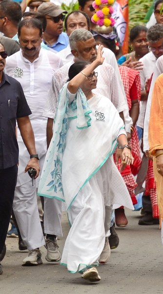 Mamata Banerjee holds roadshow in south Kolkata on last day of LS poll campaigning