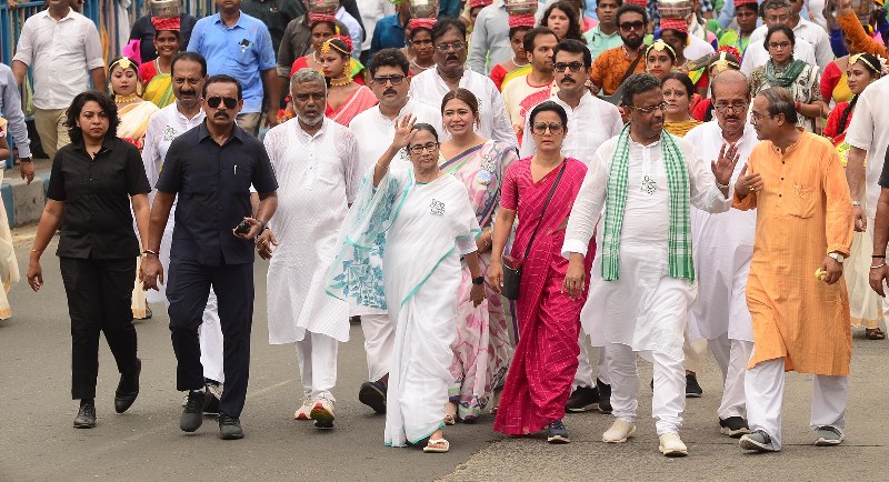 Mamata Banerjee holds roadshow in south Kolkata on last day of LS poll campaigning