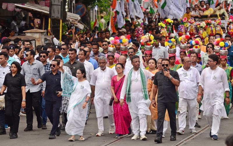 Mamata Banerjee holds roadshow in south Kolkata on last day of LS poll campaigning