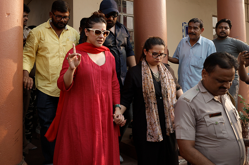 Kajol visits Dakshineswar Temple