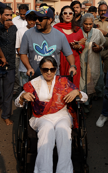 Kajol visits Dakshineswar Temple