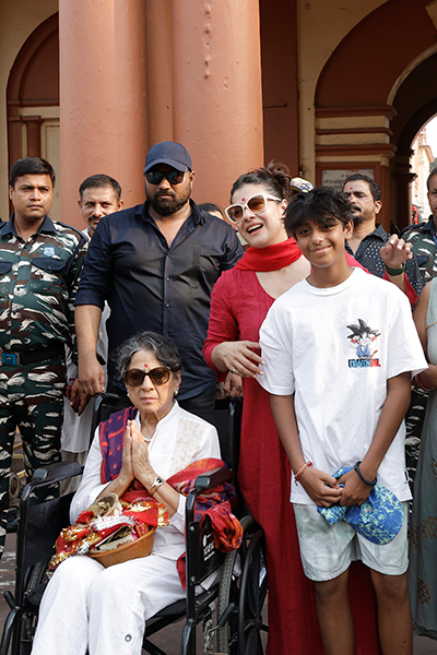 Kajol visits Dakshineswar Temple