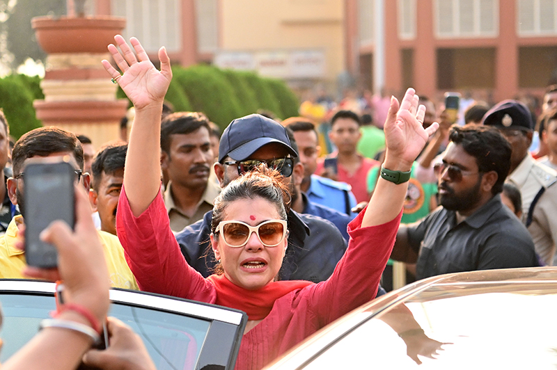 Kajol visits Dakshineswar Temple