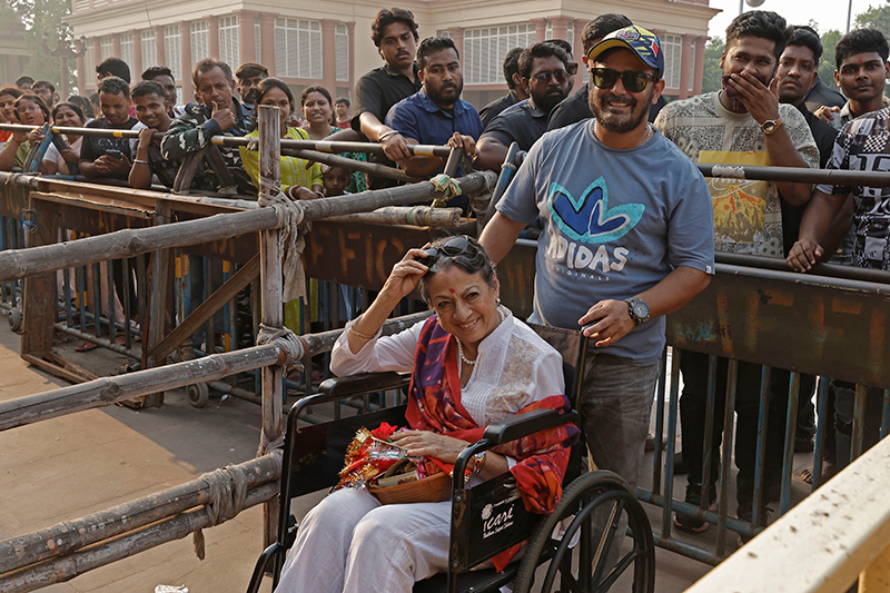 Kajol visits Dakshineswar Temple