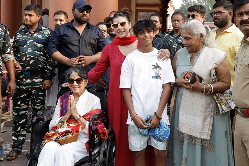 Kajol visits Dakshineswar Temple