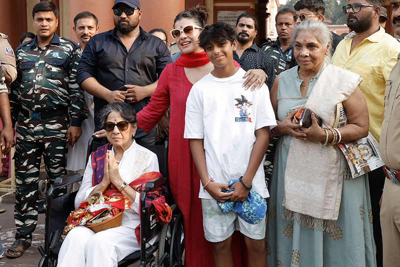 Kajol visits Dakshineswar Temple