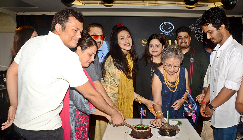 Rituparna Sengupta, others celebrate Dabaru's box office run