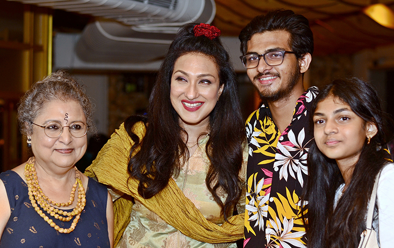 Rituparna Sengupta, others celebrate Dabaru's box office run