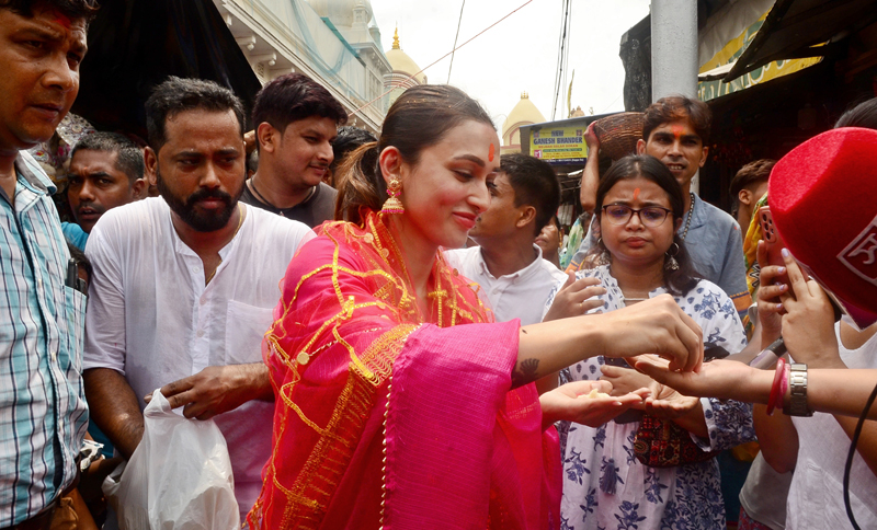 Mimi Chakraborty offers prayers at Kalighat Temple in Kolkata for 'Toofan' success