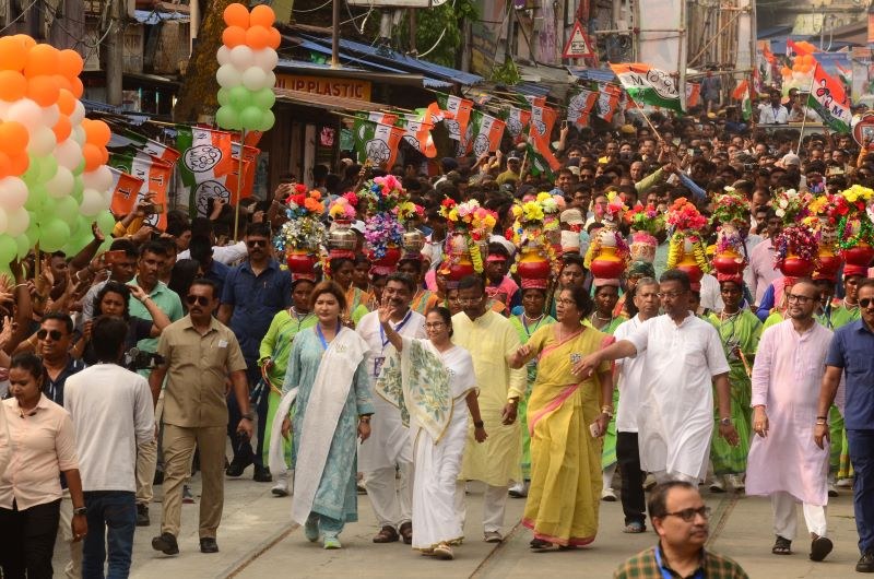 In Images: Mamata Banerjee holds roadshow in Kolkata