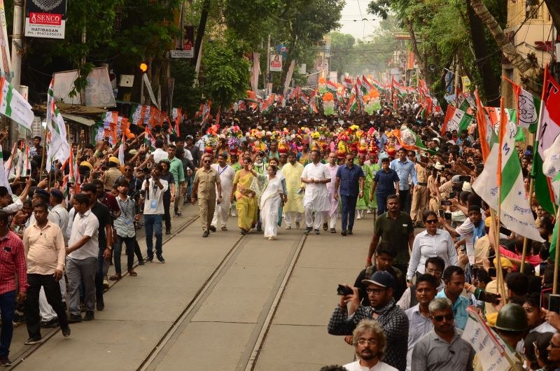 In Images: Mamata Banerjee holds roadshow in Kolkata