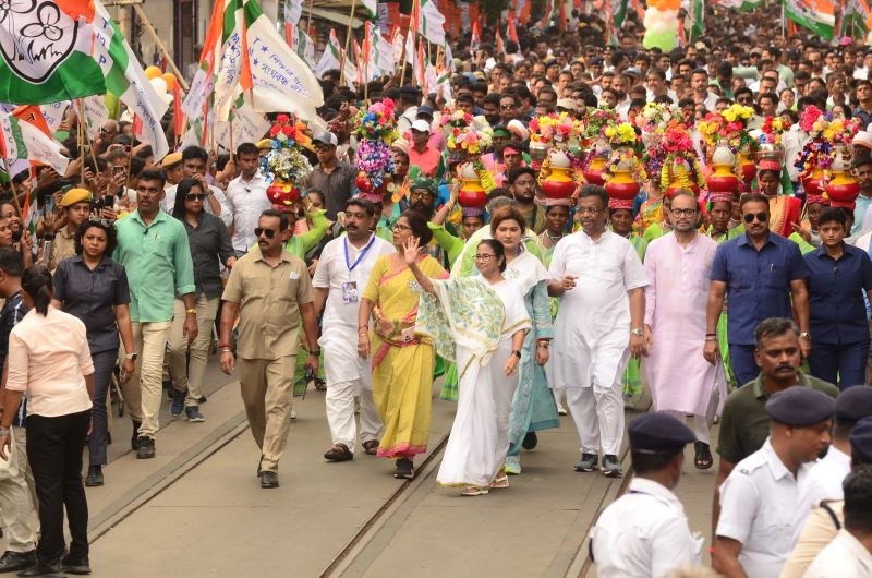 In Images: Mamata Banerjee holds roadshow in Kolkata