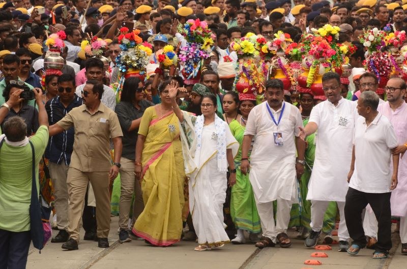 In Images: Mamata Banerjee holds roadshow in Kolkata