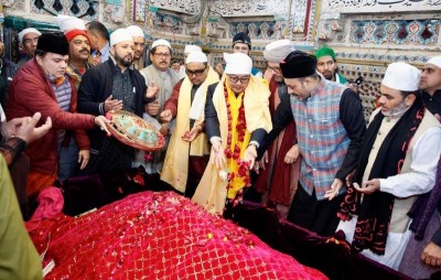 Union Minister Kiren Rijiju offers ceremonial chadar at Hazrat Nizamuddin Dargah on Modi's behalf ahead of Ajmer visit