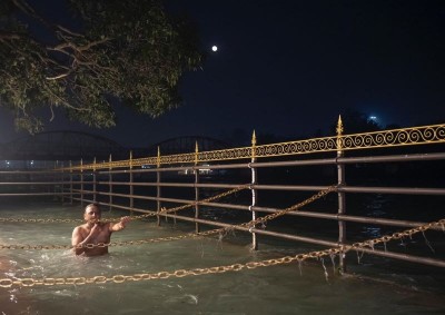 Akhilesh Yadav takes holy dip in Ganga on Makar Sankranti