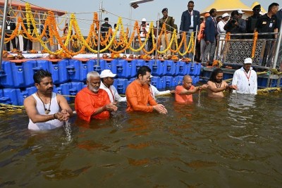 Maha Kumbh 2025: Bhutan King Jigme Khesar Namgyel Wangchuk  takes holy dip in Sangam