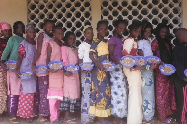 UN agency expands meals programme to more than 1,600 schools across Guinea