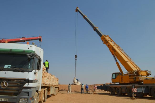 UN team in Jordan uses cranes to hoist relief aid to Syrian refugees at sealed border