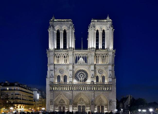 Attacker shot outside cathedral of Notre-Dame in Paris