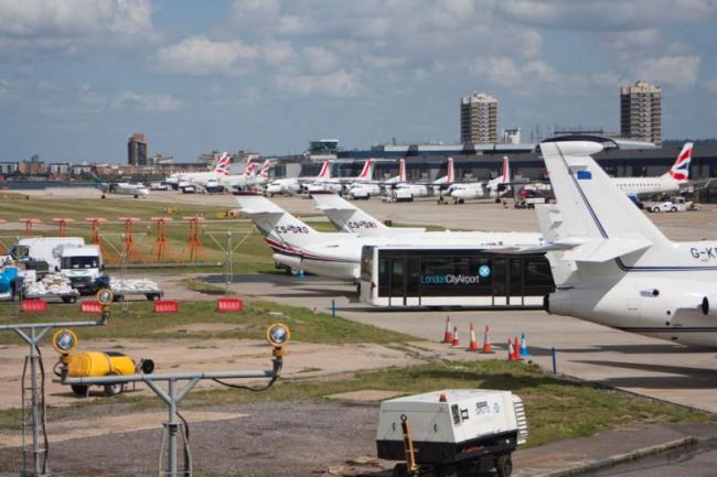 World War 2 bomb recovered from Thames, London City Airport shut