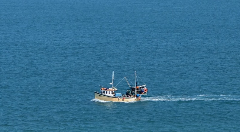 Chinese deep-sea trawlers arrive in Karachi, Pakistani fishermen plan protest