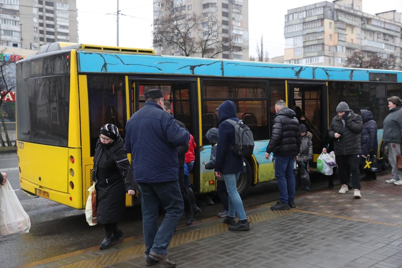 Citizens board a bus in Kiev, Ukraine, Feb. 24, 2022. Ukrainian President Volodymyr Zelensky on Thursday declared martial law in the country after Russia started a military operation against Ukraine/UNI