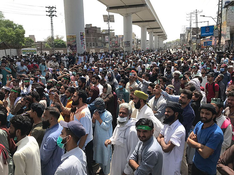 Pakistani farmers protest against non availability of urea, block Narowal-Sialkot Road