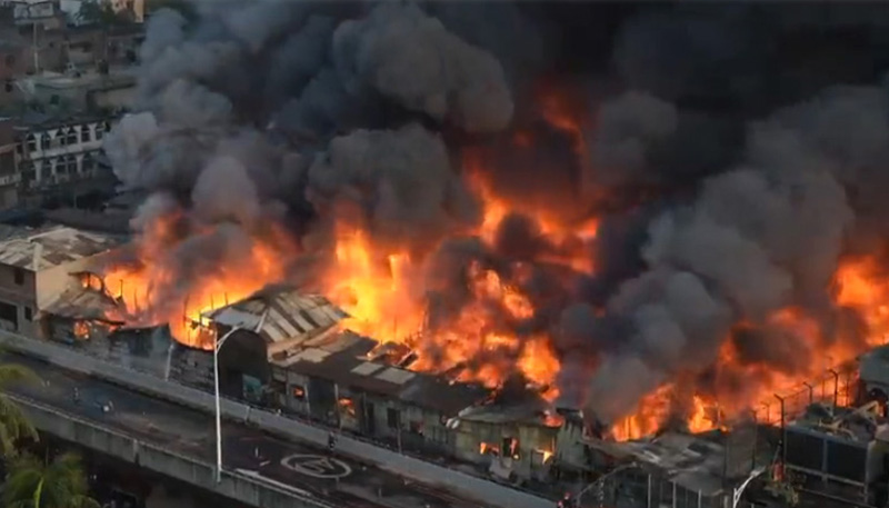 Bangladesh: Fire burns down Dhaka's Bangabazar clothing market ahead of Eid