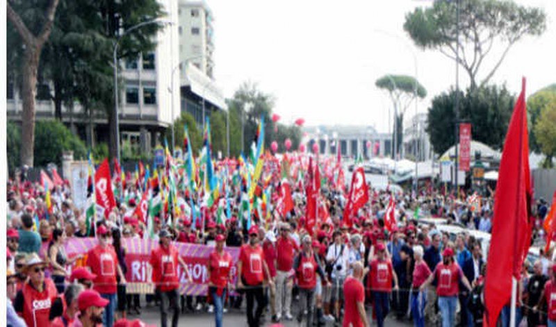 Thousands rally in Rome to defend Italy's constitution