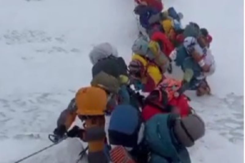 Video of traffic jam on Mount Everest is now viral amid possible death of two climbers